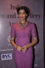 Sonam Kapoor at India Gem and Jewellery Awards in NCPA, Mumbai on 5th Oct 2013 (24).JPG